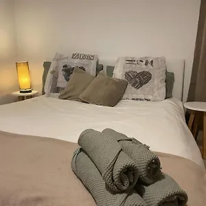 https://les-alouettes-mionnay.hotels-rhonealpes.com